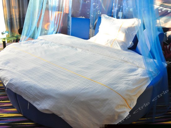 情侣电动圆床房