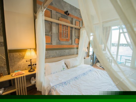 正面180°临水阳台海景大床房