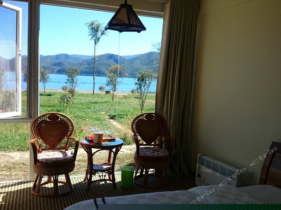 一楼湖景家庭房