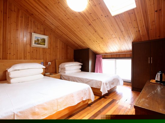 斜顶温馨家庭房