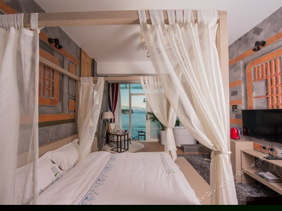 正面180°临水阳台海景大床房