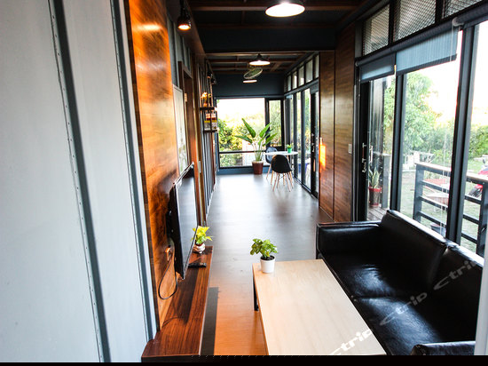 摩登工业四人房