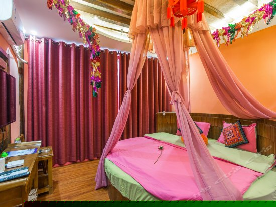 豪华浴缸圆床房