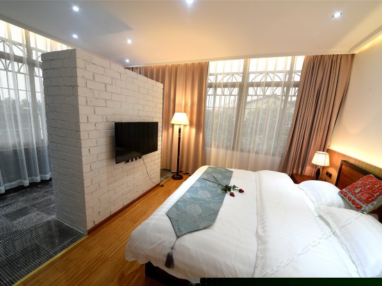 浪漫浴缸大床房