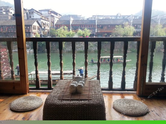 特色吊脚楼圆床房