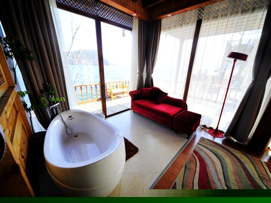 全湖景情侣蜜月房