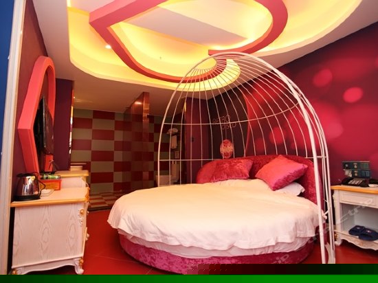 情侣主题圆床房