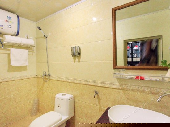 豪华窑洞雕床房