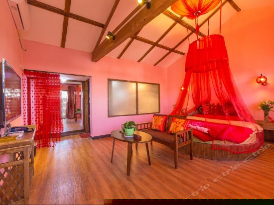 三楼蜜月圆床房