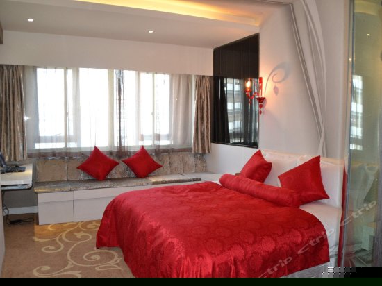 时尚大床房(带电脑)