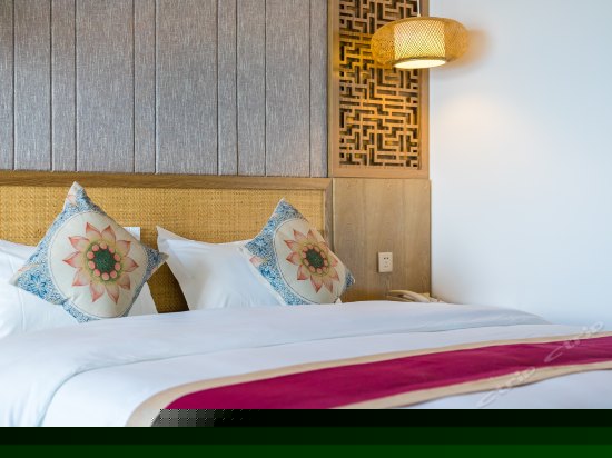 且叮咛270度湖景大床房