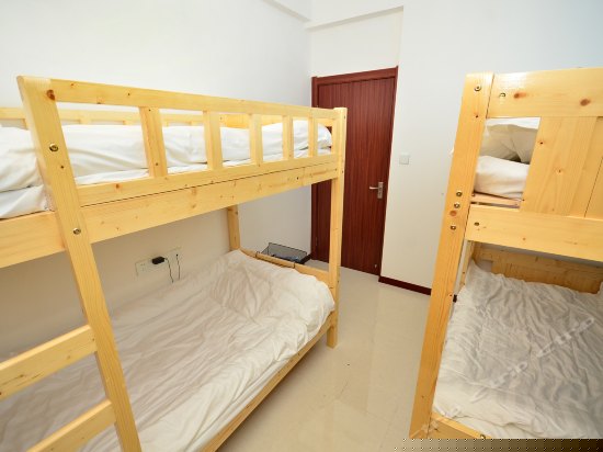 男生四人间床位房