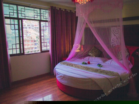 临河观景情侣圆床房