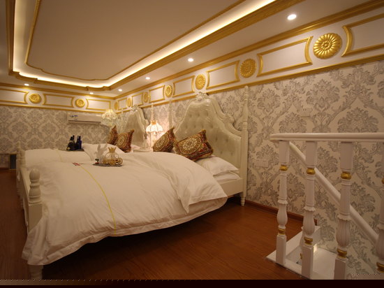 豪华宫廷复式LOFT家庭房