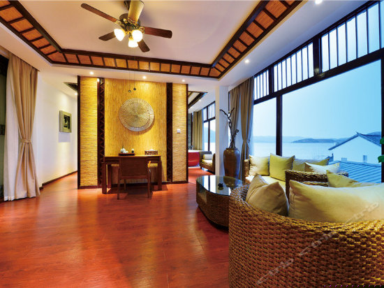 侧海景豪华套房