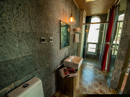 正面270°临水阳台海景大床房