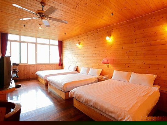 原木窗型六人房