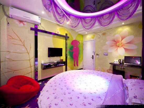 豪华浴缸圆床房