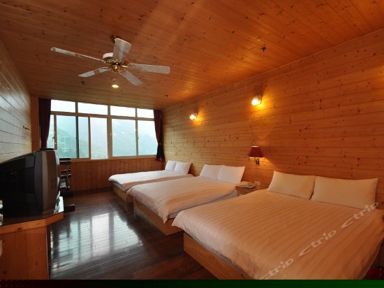 原木窗型六人房