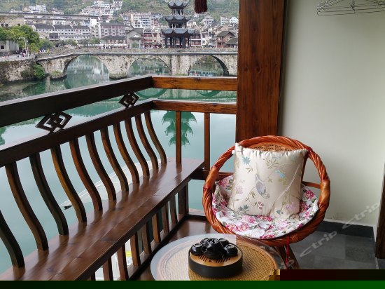 精品河景阳台标间