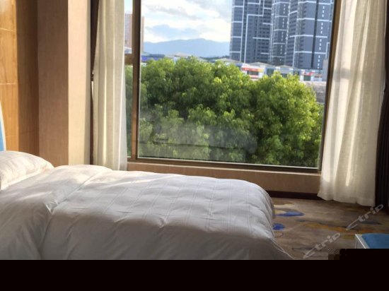 豪华双人间带电脑