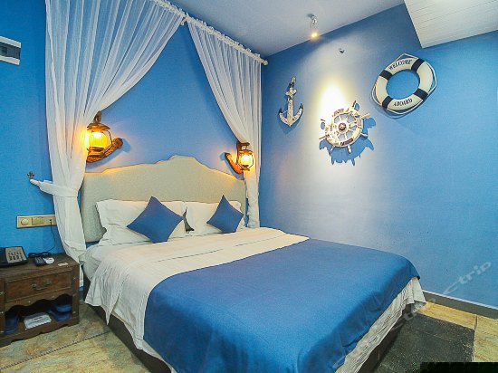 蔚蓝实光大床房