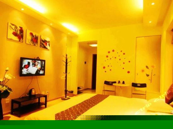 时尚温馨大床房