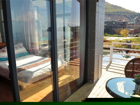 一楼两面临海带阳台海景大床间