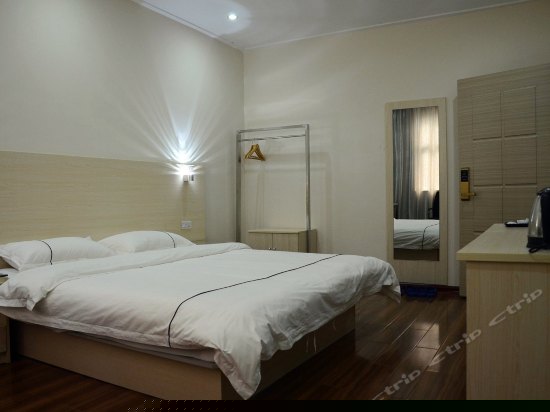 豪华电脑大床间