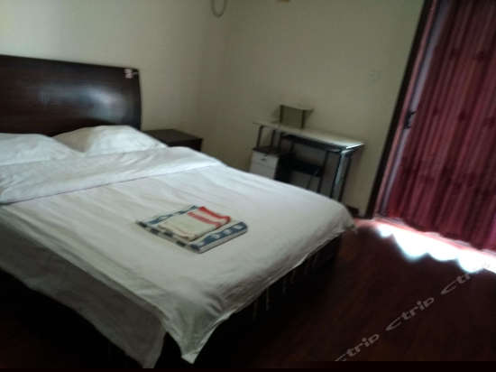 豪华大床电脑房