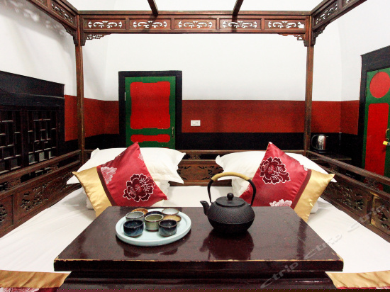 豪华窑洞雕床房