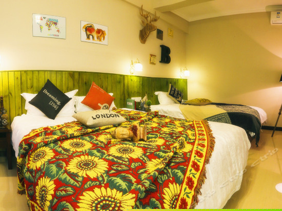 花间双床三人房