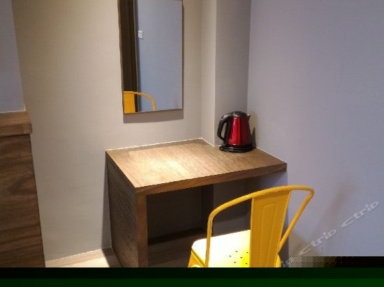 现代工业风4人房