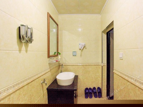 豪华窑洞雕床房