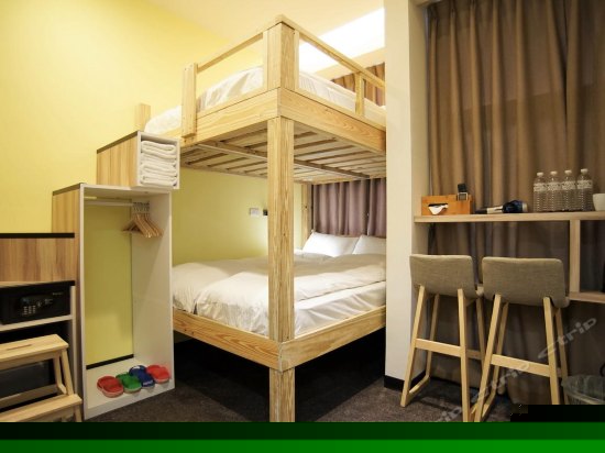 乡村风格温馨四人房