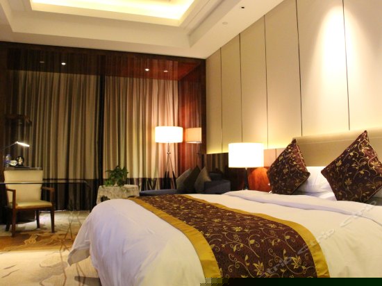 精致湖景大床房