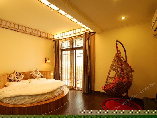 阳台蜜月圆床房