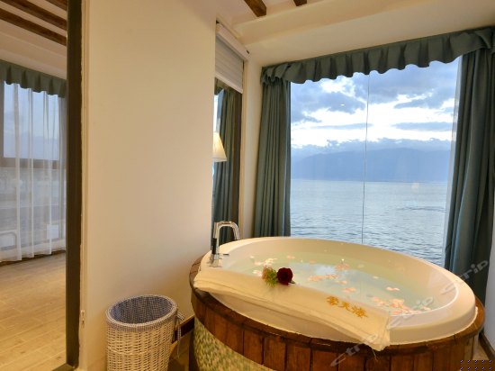 三楼豪华复式海景套房