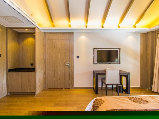 豪华山景阁楼套房