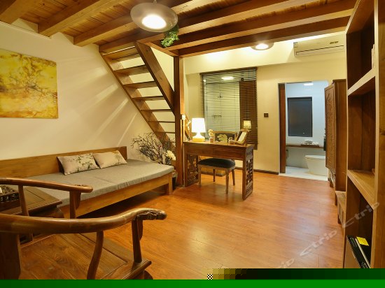 菲羽凝曦复式套房