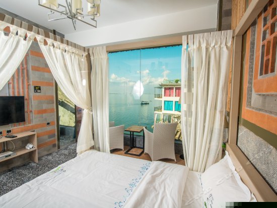 侧面落地窗海景大床房