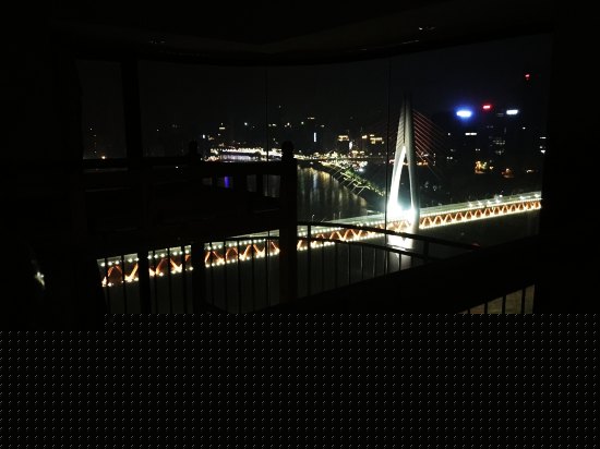 怀抱嘉陵江夜景女生六人床位间