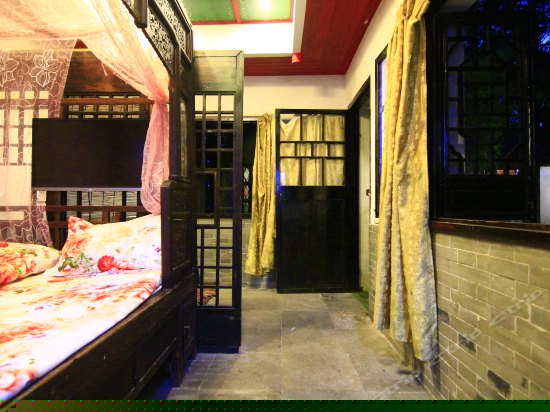 彩云轩独栋庭院古典雕花大床房