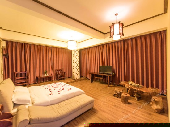 豪华蜜月大床房