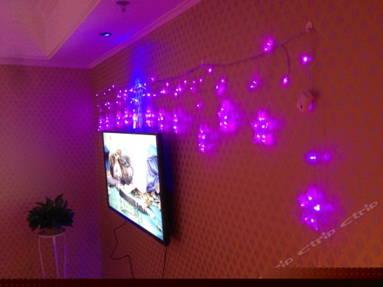 紫色海景电动圆床房