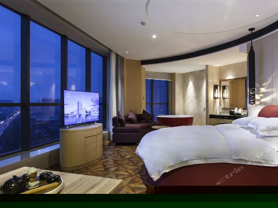 全景至尊大床房