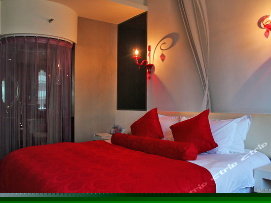 时尚大床房(带电脑)