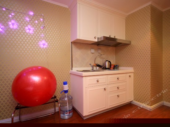 紫色海景电动圆床房