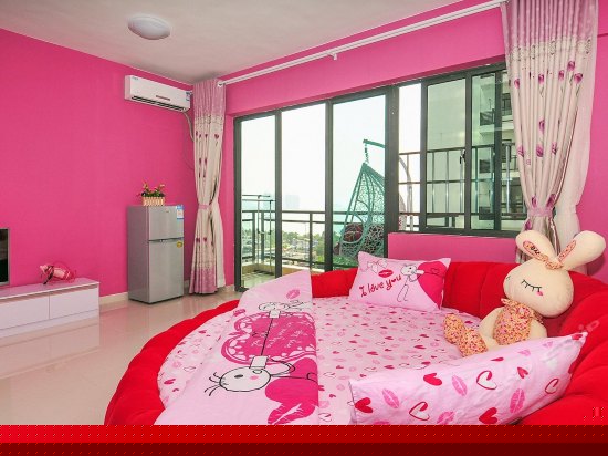 温馨蜜月圆床房