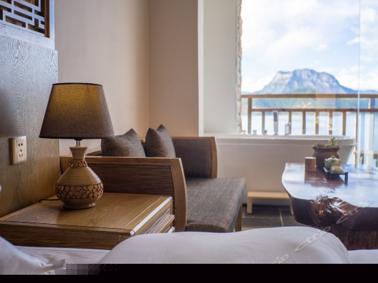 且叮咛湖景家庭房